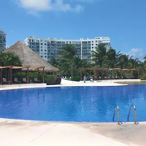 https://beachfront-and-ocean-view-apartment-cancun.quintano-roohotels.com